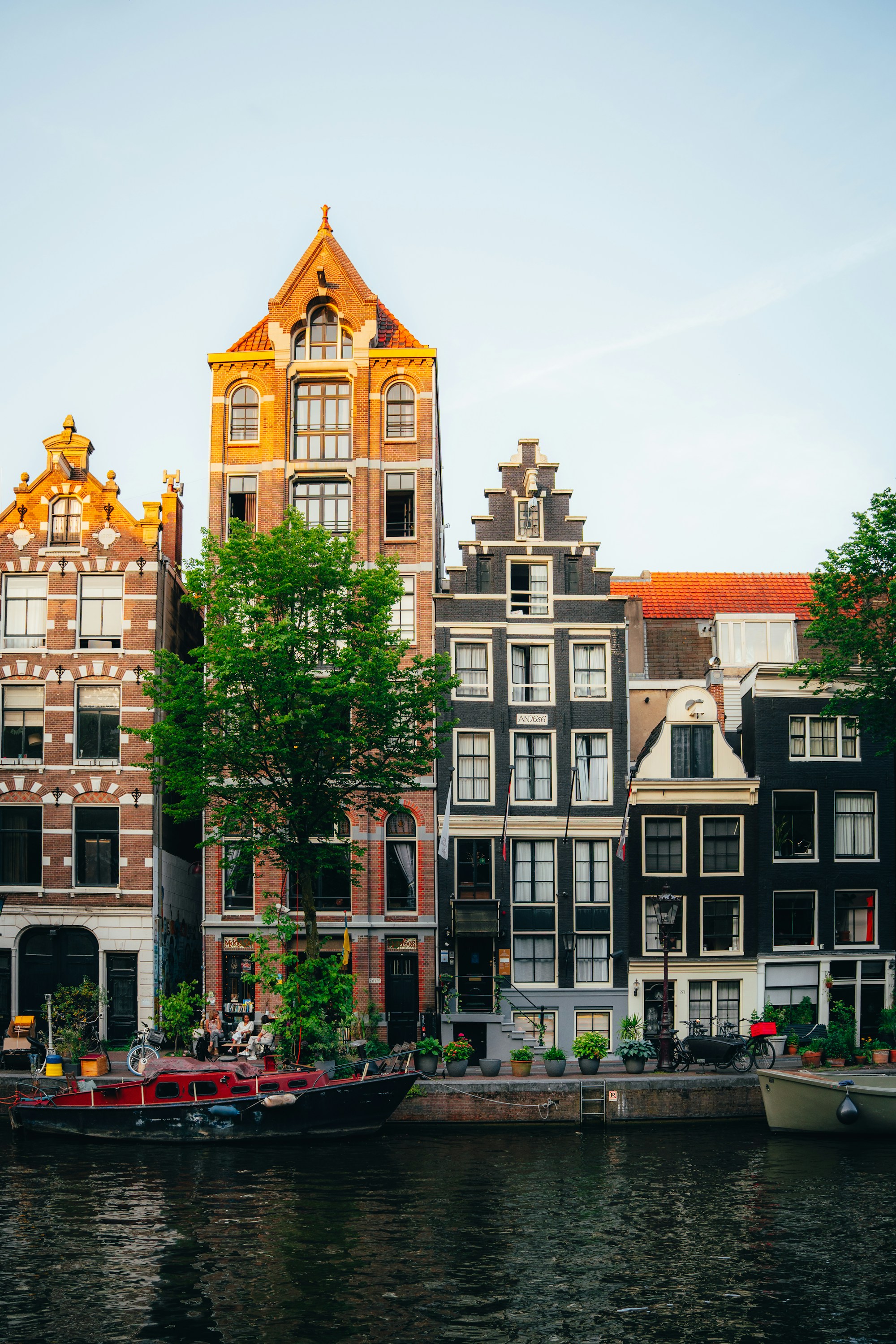 Tradycyjne kamienice i okna w Amsterdamie